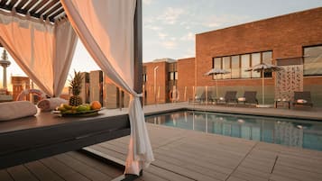 Una piscina al aire libre de temporada
