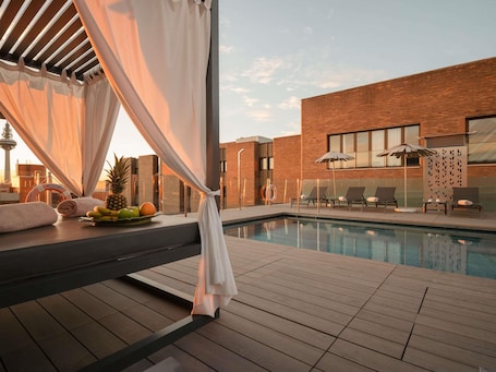 Seasonal outdoor pool. Novotel Madrid Center