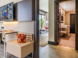 Suite superior, 1 cama de matrimonio grande con sofá cama | Ropa de cama hipoalergénica, edredones de plumas, minibar y caja fuerte
