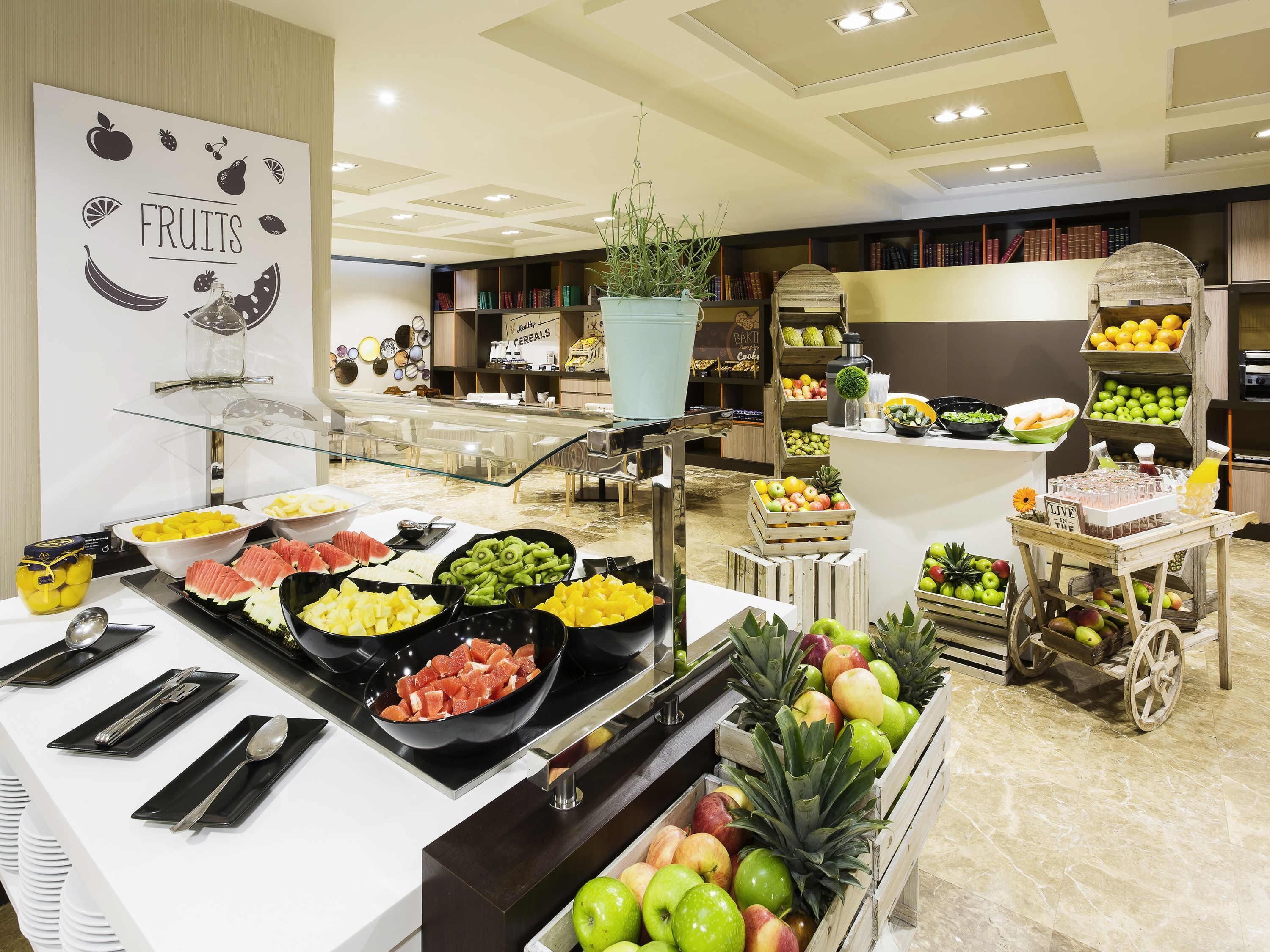 Petit déjeuner buffet (26 EUR par personne)