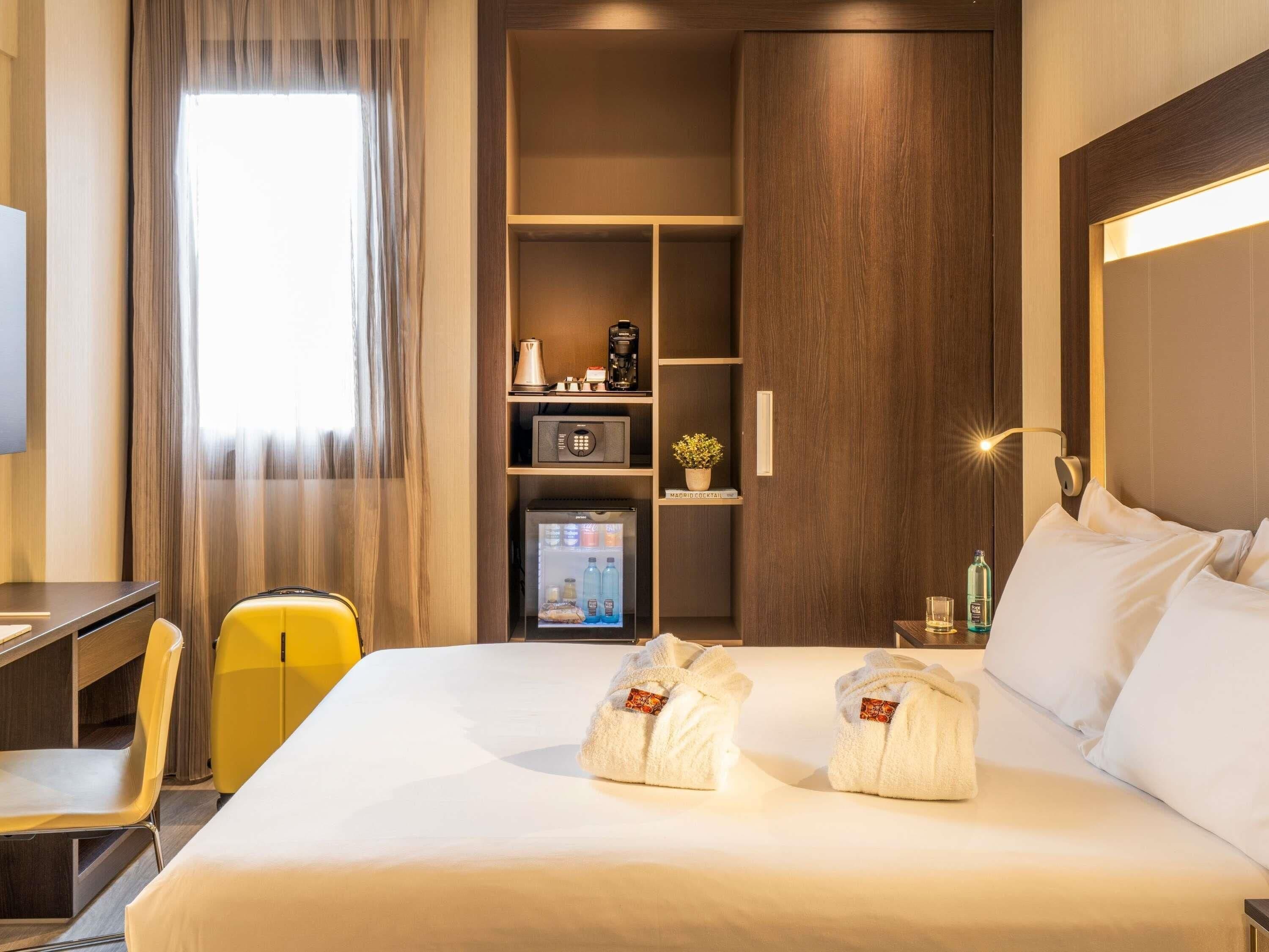 Habitación superior, 1 cama de matrimonio | Ropa de cama hipoalergénica, edredones de plumas, minibar y caja fuerte