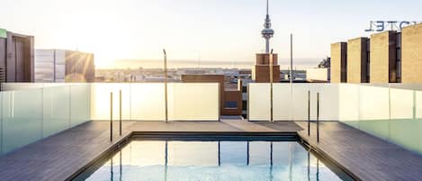 Piscine extérieure en saison