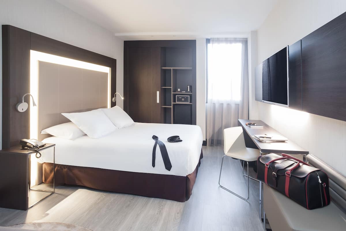 Hypo-allergenic bedding, down duvets, minibar, in-room safe