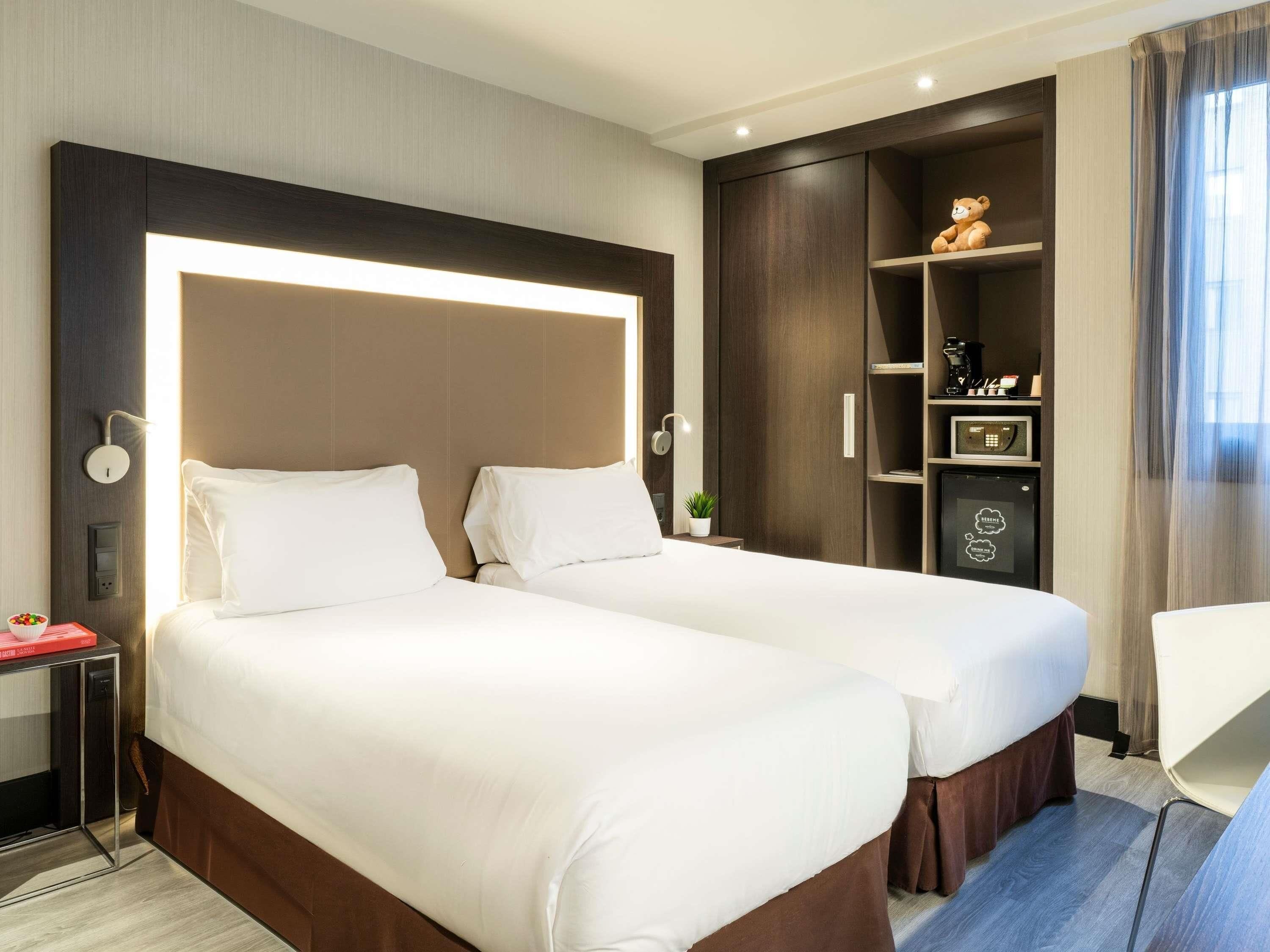 Ropa de cama hipoalergénica, edredones de plumas, minibar y caja fuerte
