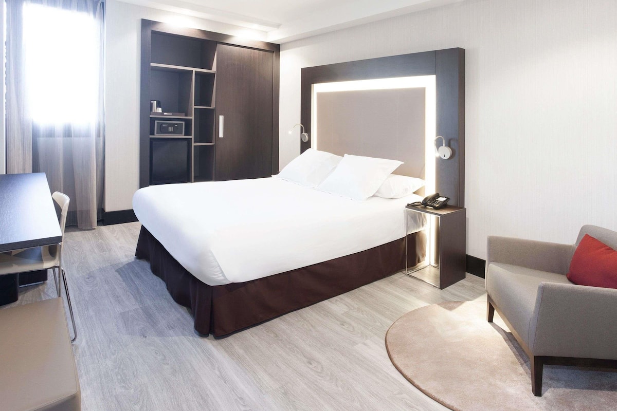 Rom – standard, 1 queensize-seng | Allergitestet sengetøy, dundyner, minibar og safe på rommet