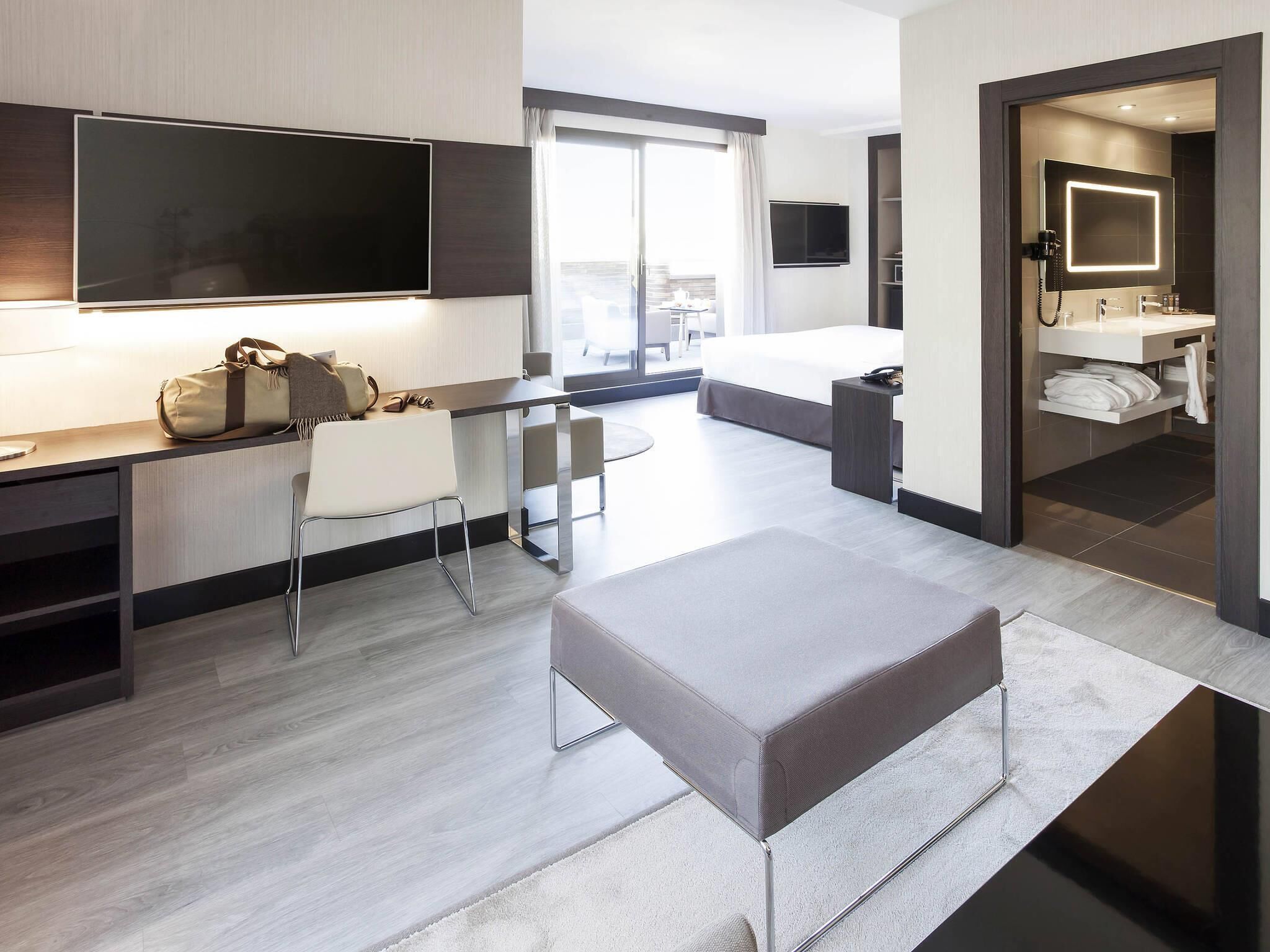 Suite superior, 1 cama King size y sofá cama | Ropa de cama hipoalergénica, edredón y minibar 