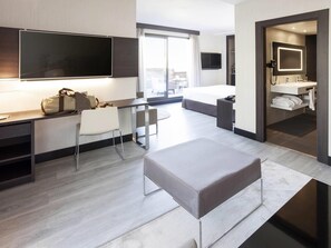 Suíte superior, 1 cama King e sofá-cama | Roupas de cama antialérgicas, edredons de pluma, frigobar