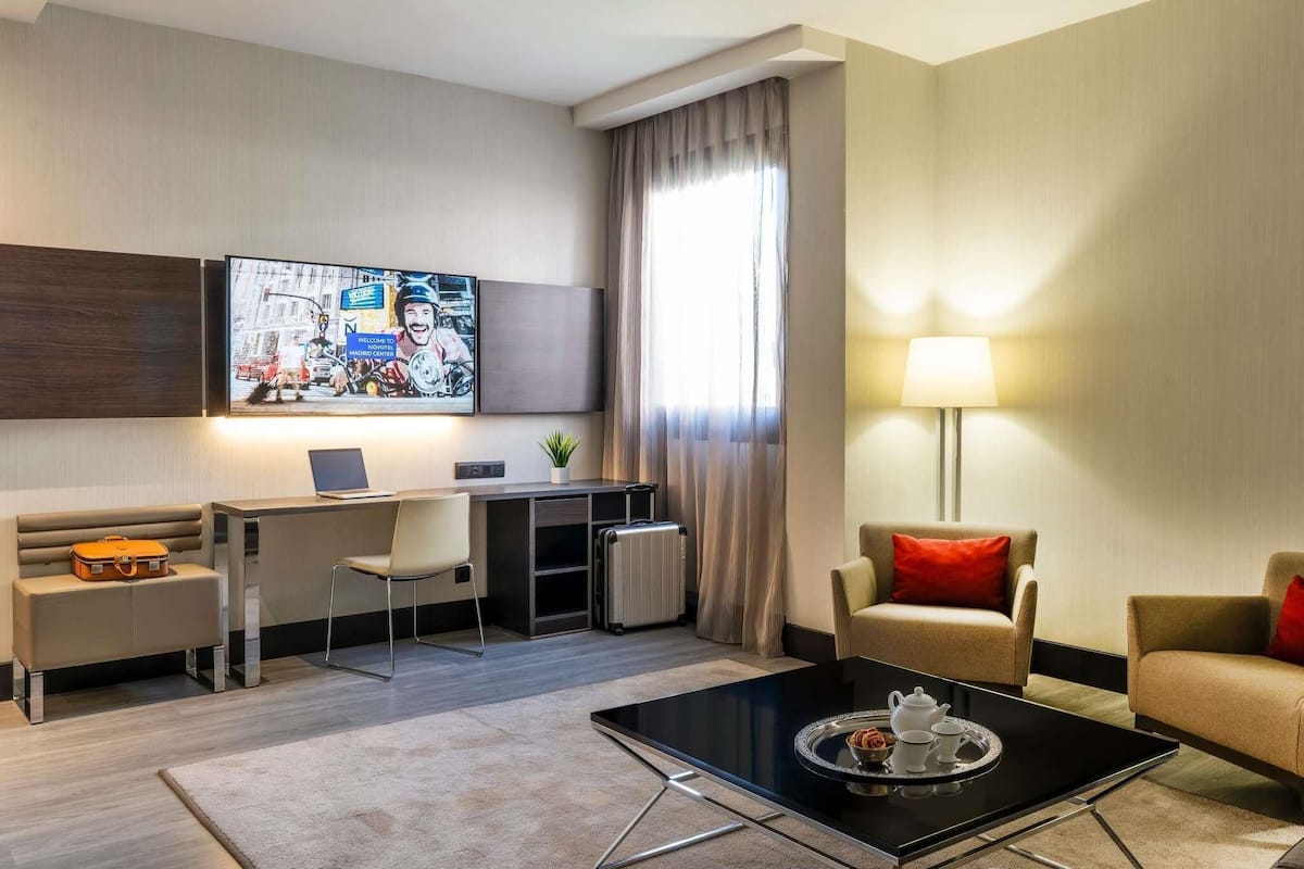 Executive Room, 1 Queen Bed | Hypo-allergenic bedding, down comforters, minibar, in-room safe