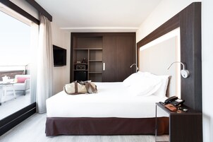 Kamar Eksekutif, 1 Tempat Tidur Queen, teras | Seprai antialergi, selimut bulu angsa, minibar, dan brankas