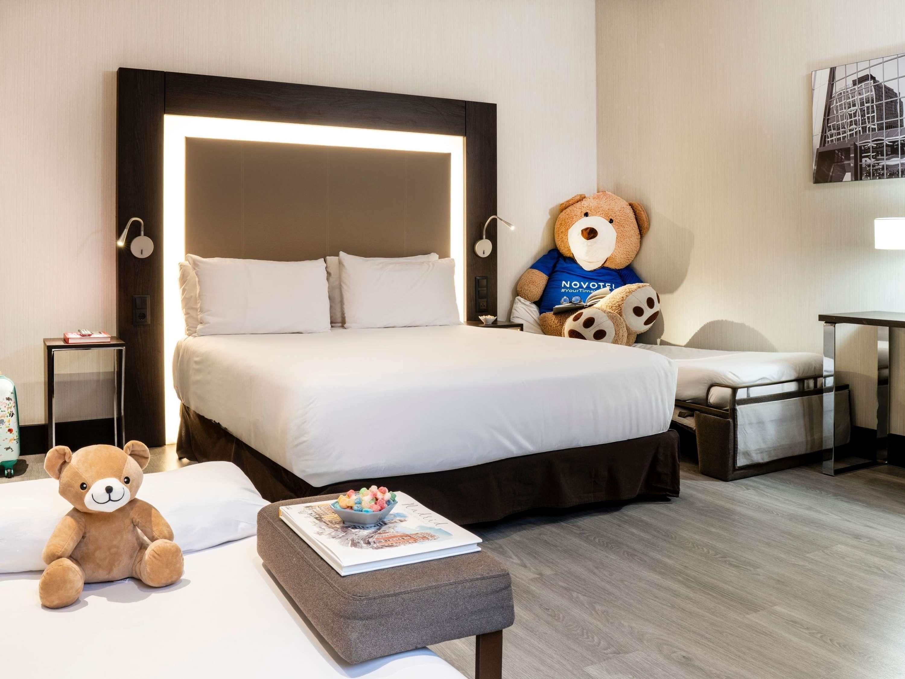 Standard Room with one Queen bed and two child beds | Roupas de cama antialérgicas, edredons de pluma, frigobar