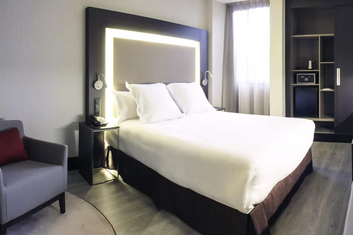 Standardværelse - 1 queensize-seng | Allergivenligt sengetøj, dundyner, minibar, pengeskab på værelset