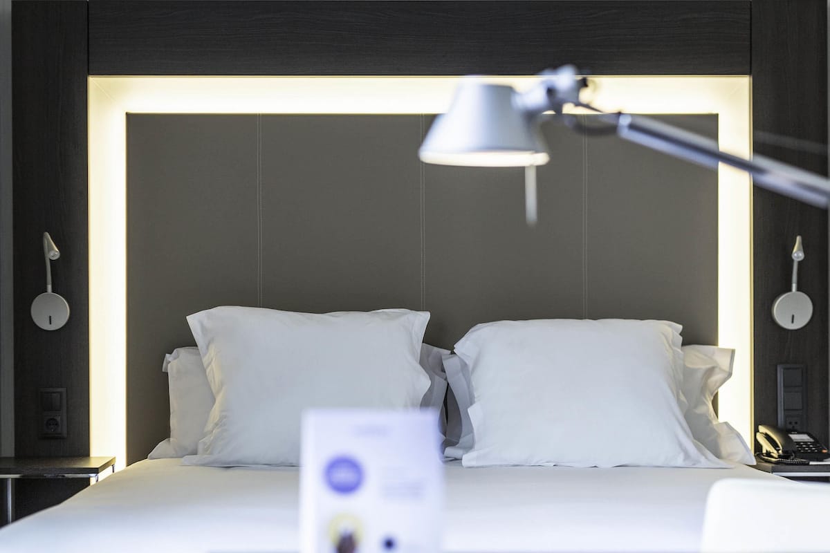 Habitació estàndard, 1 llit de matrimoni i sofà llit | Roba de llit hipoal·lergògena, cobrellits i minibar