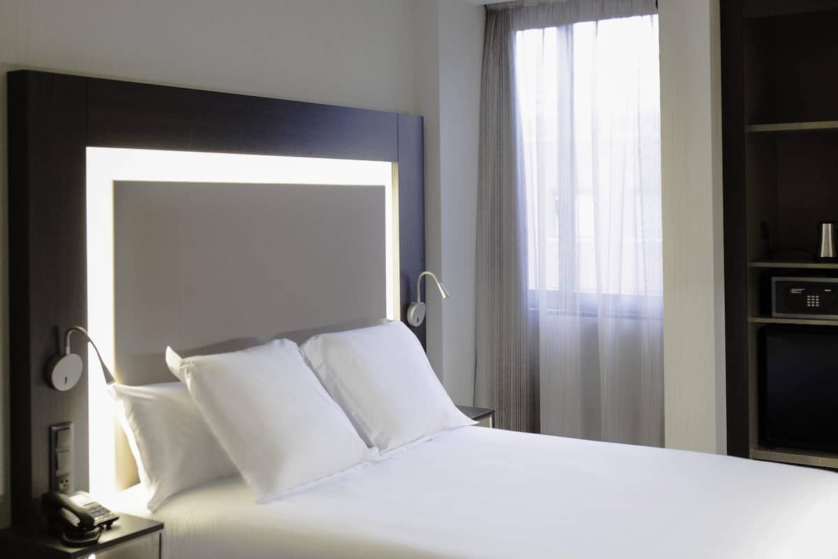 Habitació estàndard, 1 llit de matrimoni | Roba de llit hipoal·lergògena, cobrellits i minibar