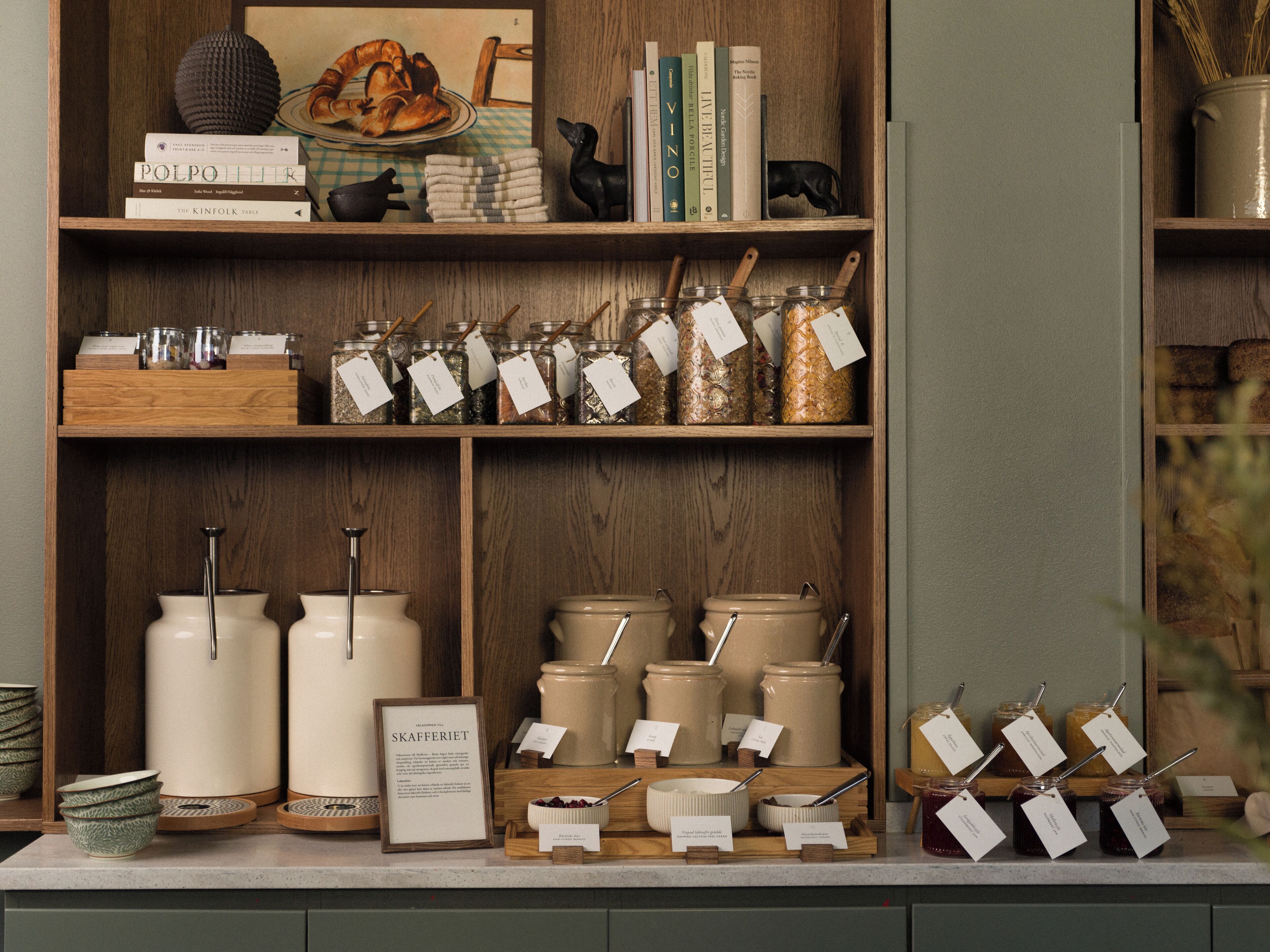 free buffet breakfast