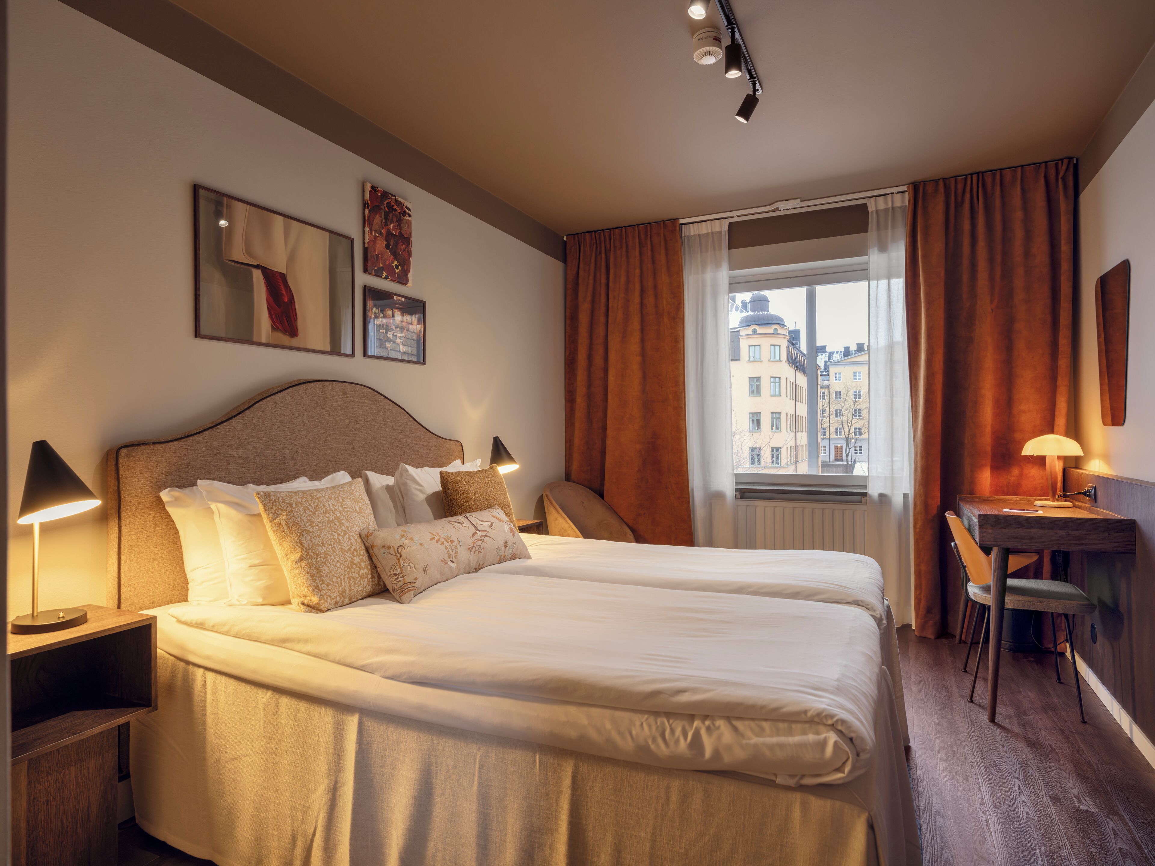 Minibar, caja de seguridad en la habitación y escritorio 