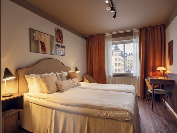 Minibar, caja de seguridad en la habitación y escritorio 