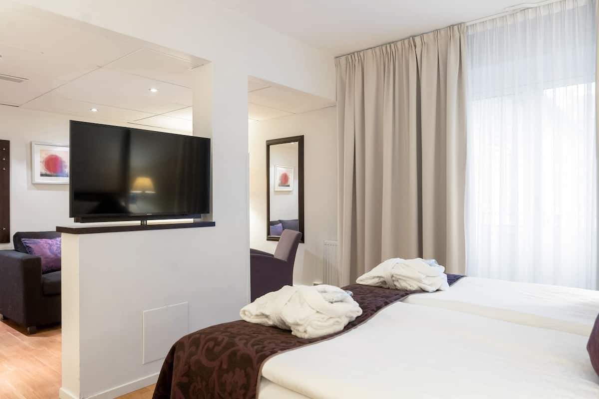Suite Junior | Minibar, una cassaforte in camera, una scrivania, postazione laptop