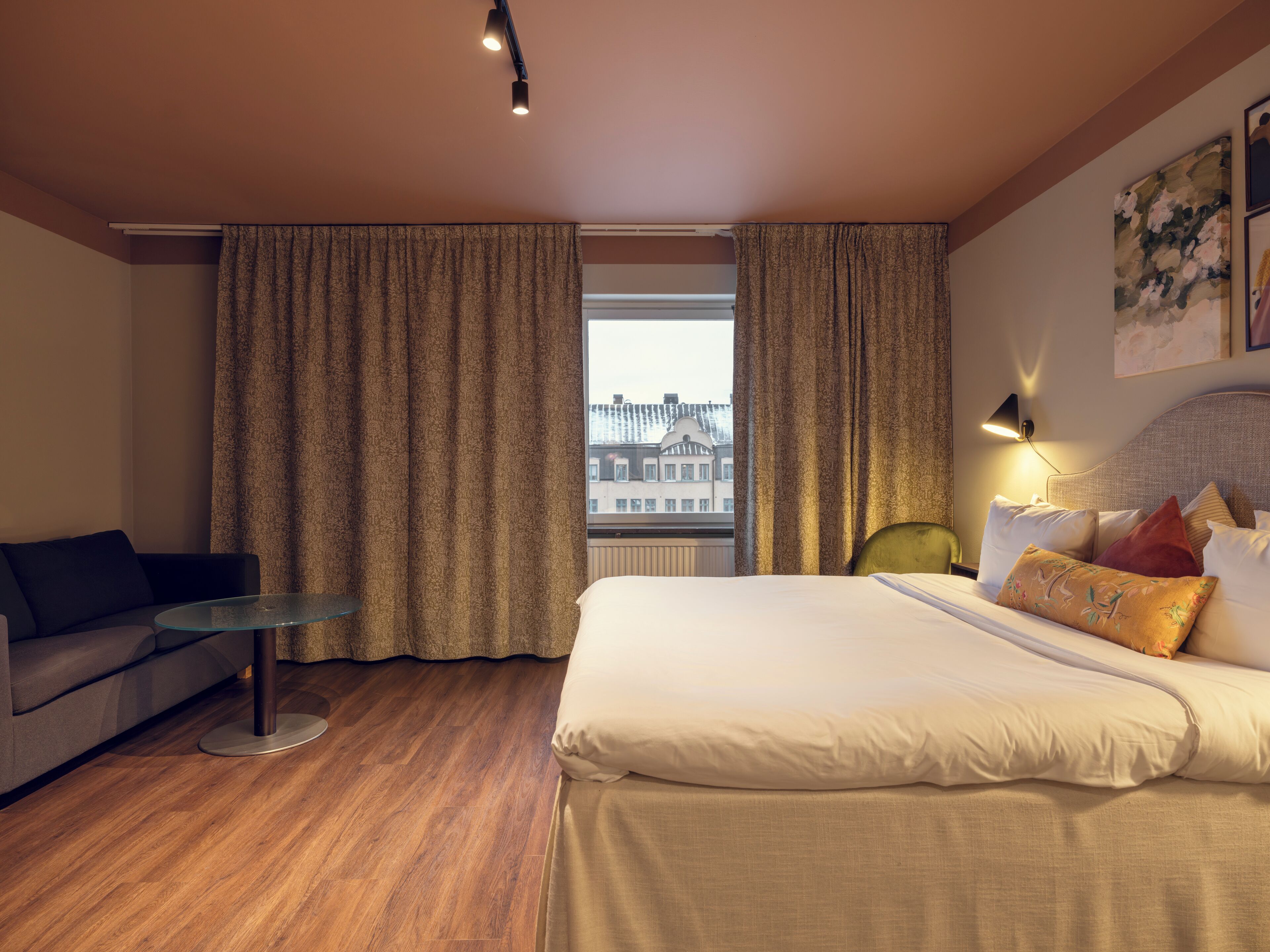 Minibar, caja de seguridad en la habitación y escritorio 