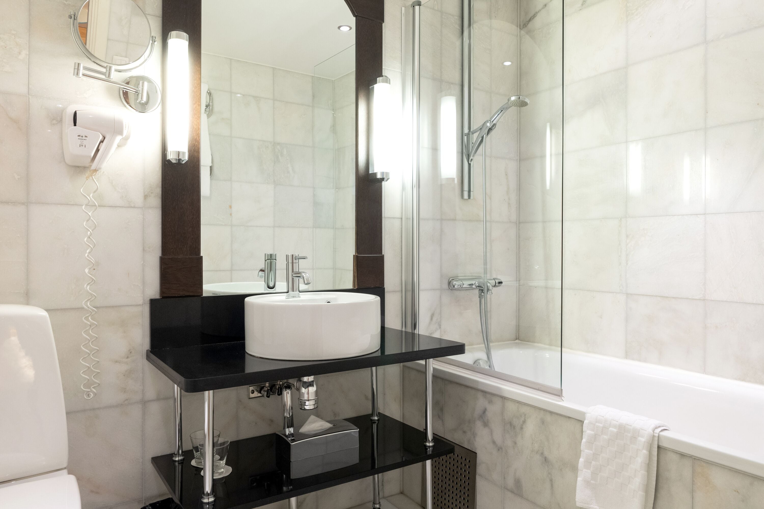 deluxe double room | bathroom | free toiletries, hair dryer, towels