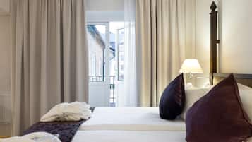 Junior Suite | Minibar, in-room safe, desk, laptop workspace