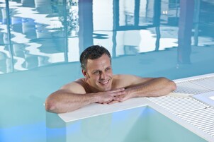 Una piscina cubierta, una piscina al aire libre