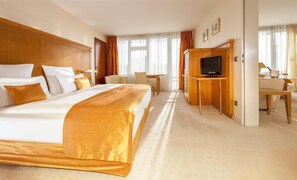 Hypo-allergenic bedding, pillowtop beds, in-room safe, desk
