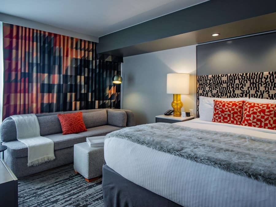 Kamar Standar, 1 Tempat Tidur King, Bebas Asap Rokok (Walk-in Shower;with Sofabed) | Seprai premium, selimut bulu angsa, bantalan ekstra lembut, dan minibar