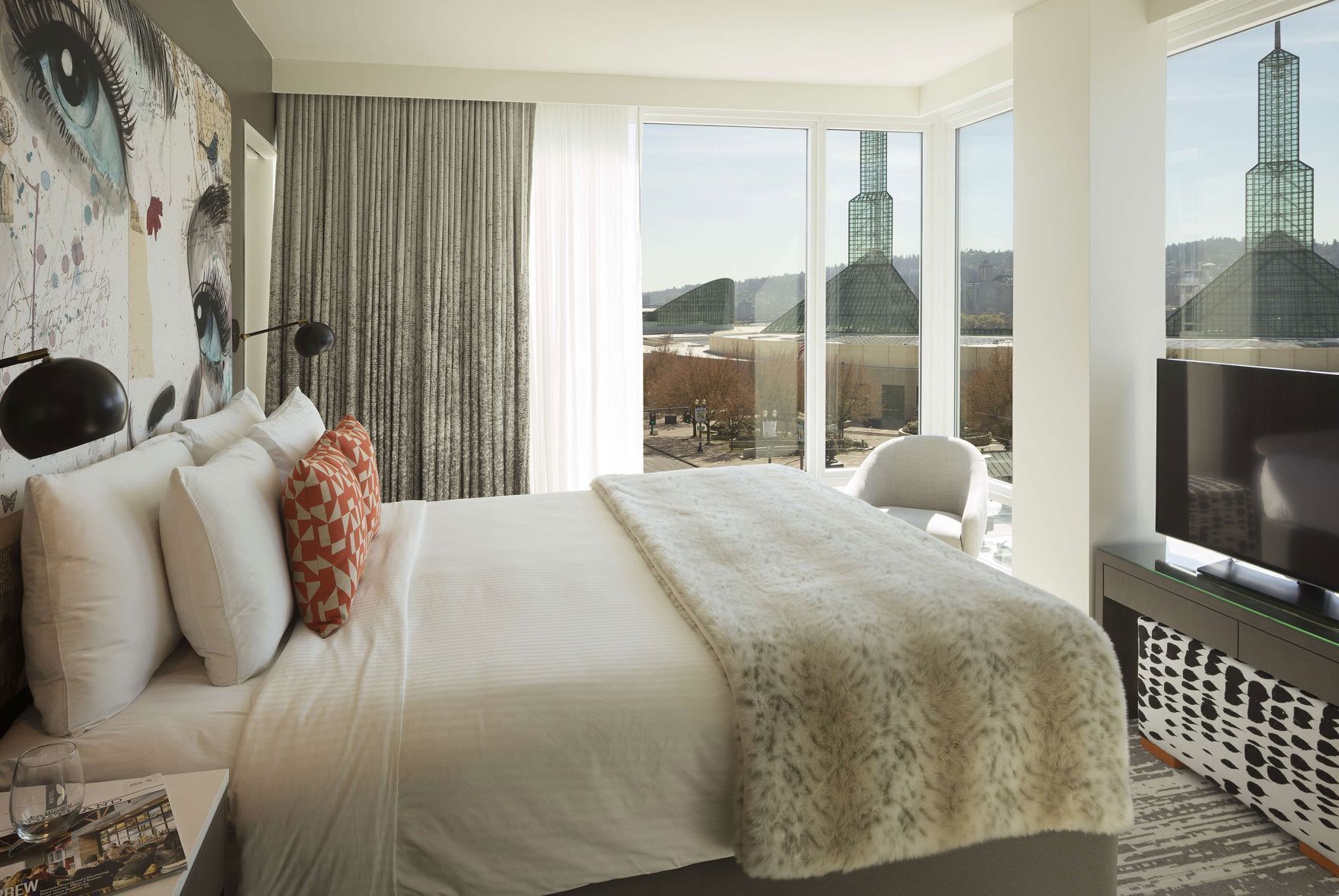 เครื่องนอนระดับพรีเมียม, ผ้านวมขนเป็ด, เตียงพร้อมฟูกเสริมที่นอน