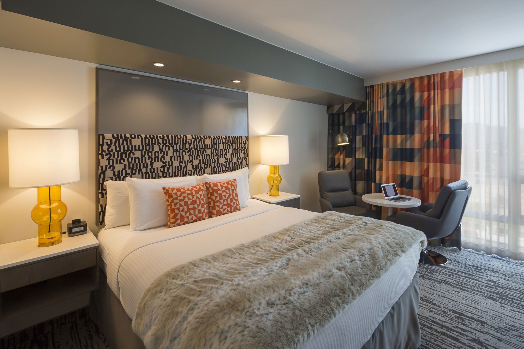 เครื่องนอนระดับพรีเมียม, ผ้านวมขนเป็ด, เตียงพร้อมฟูกเสริมที่นอน