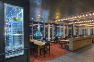 Se sirven almuerzos y cenas, cocina americana