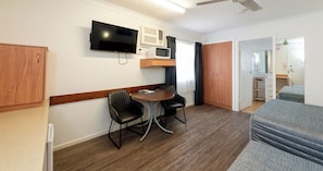 Standardzimmer | Schreibtisch, Bügeleisen/Bügelbrett, kostenloses WLAN, Bettwäsche