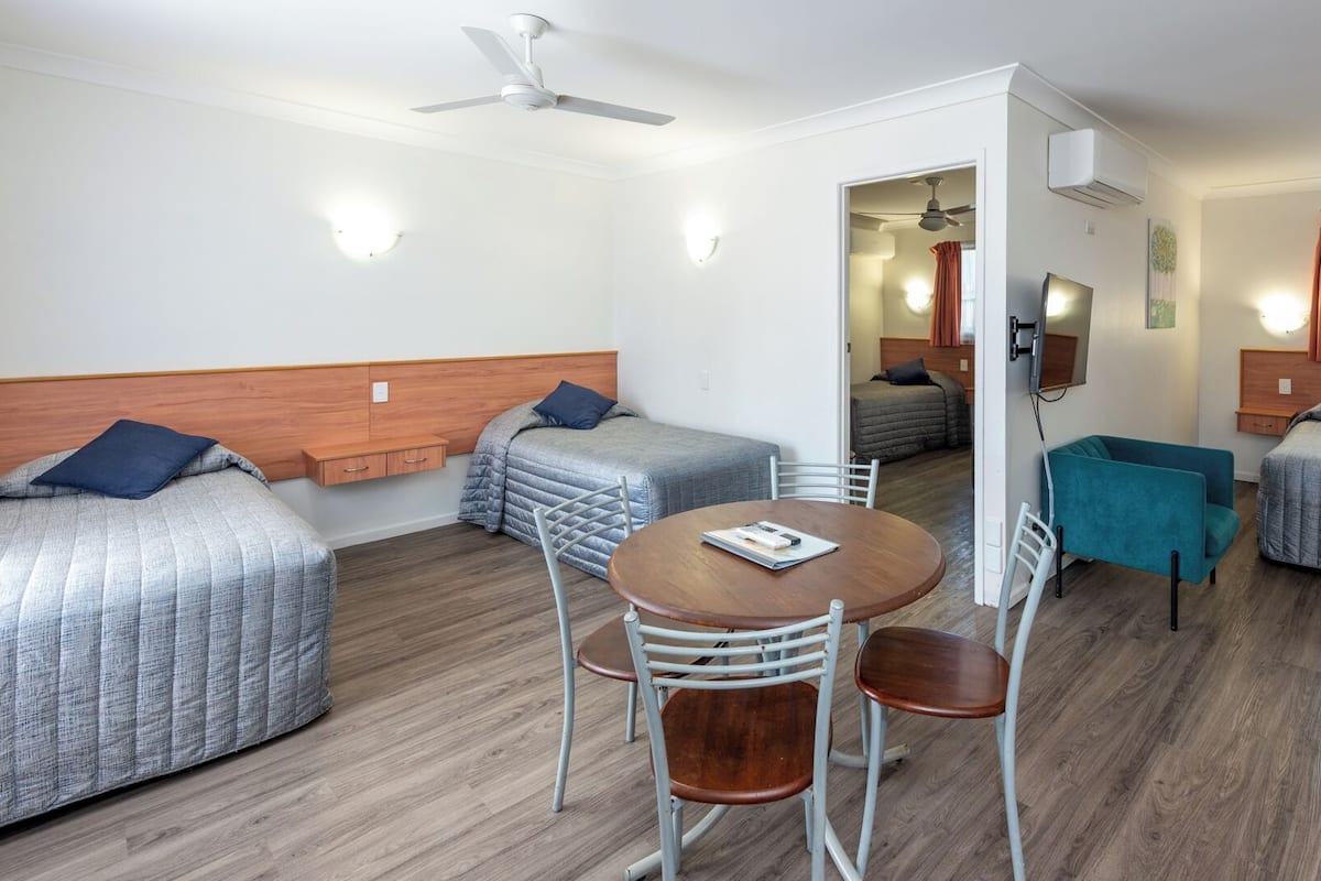 Standard Suite, 2 Bedrooms, Non Smoking, Kitchen (Self Contained) | Desk, iron/ironing board, free WiFi, bed sheets