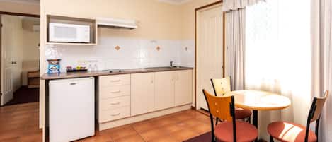 Executive Suite, 1 Bedroom, Non Smoking, Kitchenette | Dapur kecil peribadi | Peti sejuk, cerek elektrik