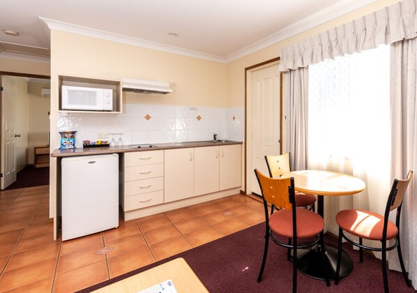 Executive Suite, 1 Bedroom, Non Smoking, Kitchenette | Private kitchenette