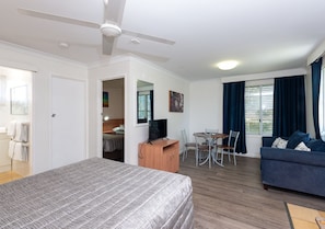 Familien-Suite, 2 Schlafzimmer, Nichtraucher | Wohnbereich | LCD-Fernseher
