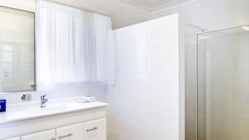 Standard Room | Bathroom | Shower, hair dryer, towels, soap