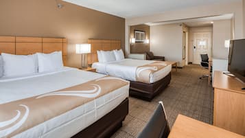 Suite, Nichtraucher (2 Queen Beds) | Schreibtisch, Bügeleisen/Bügelbrett, kostenloses WLAN, Bettwäsche