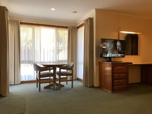 Deluxe-Suite, 1 Queen-Bett, Whirlpool | Wohnbereich