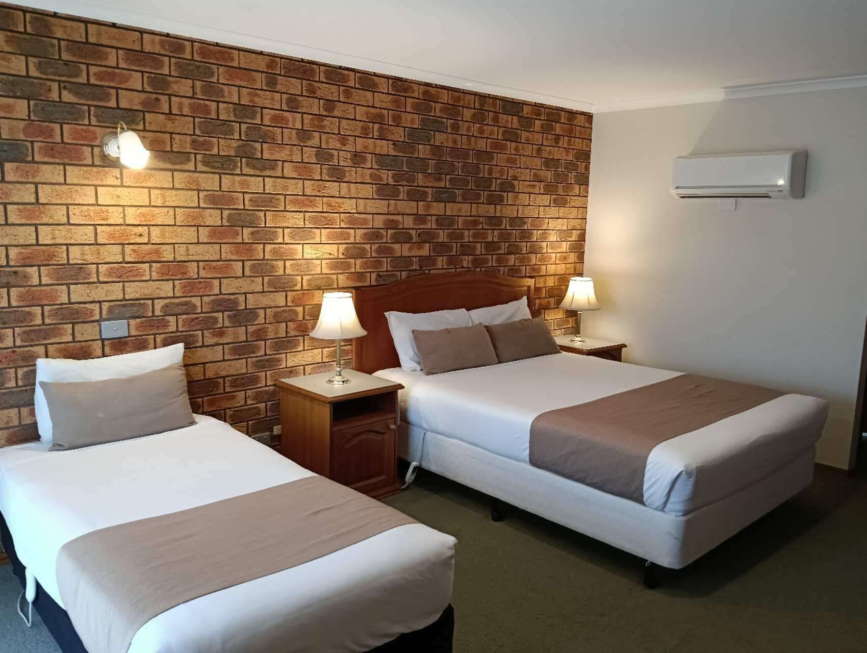 Standardzimmer, 1 Schlafzimmer, Whirlpool | Schreibtisch, schallisolierte Zimmer, Bügeleisen/Bügelbrett
