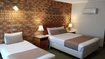 Standardzimmer, 1 Schlafzimmer, Whirlpool | Schreibtisch, schallisolierte Zimmer, Bügeleisen/Bügelbrett