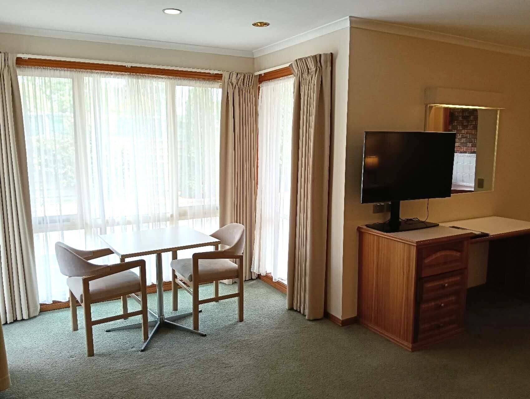 Deluxe Spa Queen Suite - 1 Queen bed | Living area | 40-inch Smart TV with digital channels, TV, Netflix