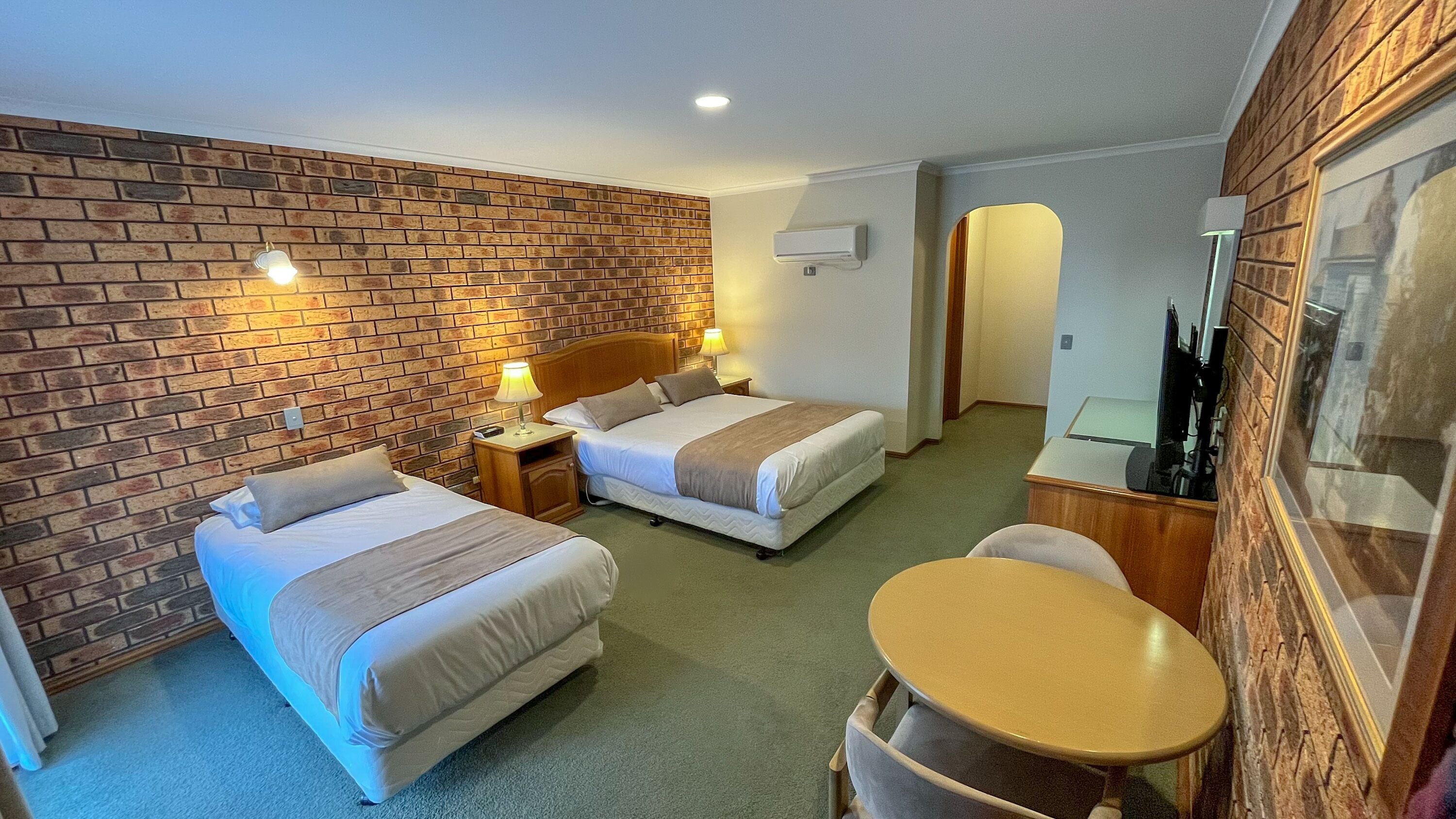 40-inch Smart TV with digital channels, TV, Netflix