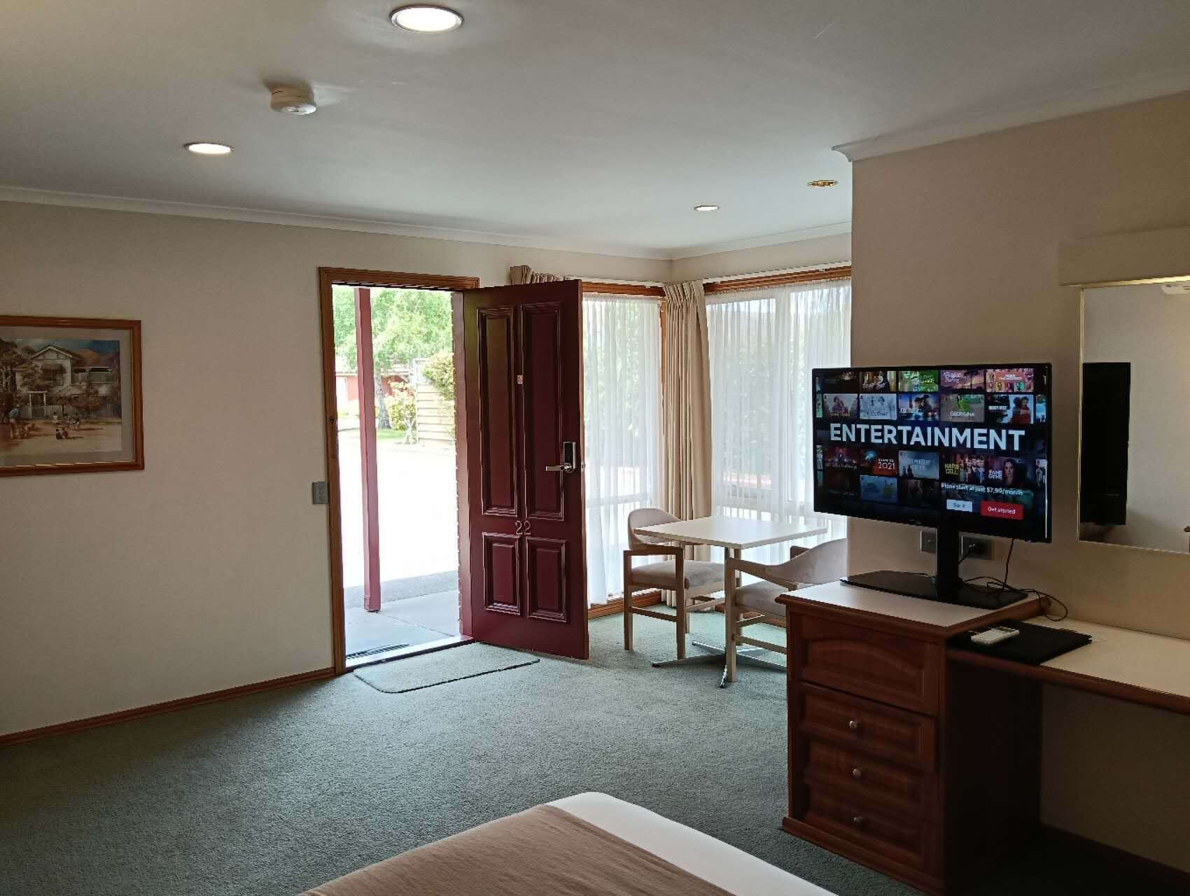 Deluxe Spa Queen Suite - 1 Queen bed | Desk, soundproofing, iron/ironing board, free WiFi