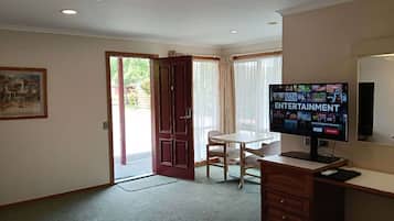 Deluxe Spa Queen Suite - 1 Queen bed | Desk, soundproofing, iron/ironing board, free WiFi