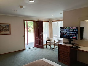 Deluxe Spa Queen Suite - 1 Queen bed - Victoriana Motor Inn (Ballarat East)