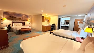 بديكورات فريدة لكل غرفة وتجهيزات عازلة للصوت ومكواة/لوح كي