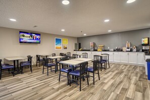 朝食 (テイクアウト)、毎日提供 (無料)