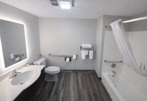 Bañera con ducha, secador de pelo, toallas
