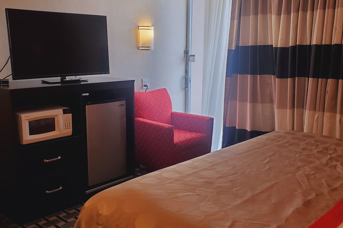 standard room, 1 king bed | desk, iron/ironing board, free cots/infant beds, rollaway beds