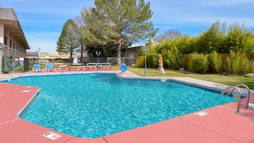 Una piscina al aire libre de temporada